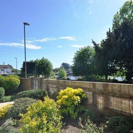 Thames View Apartments Staines-upon-Thames ภายนอก รูปภาพ