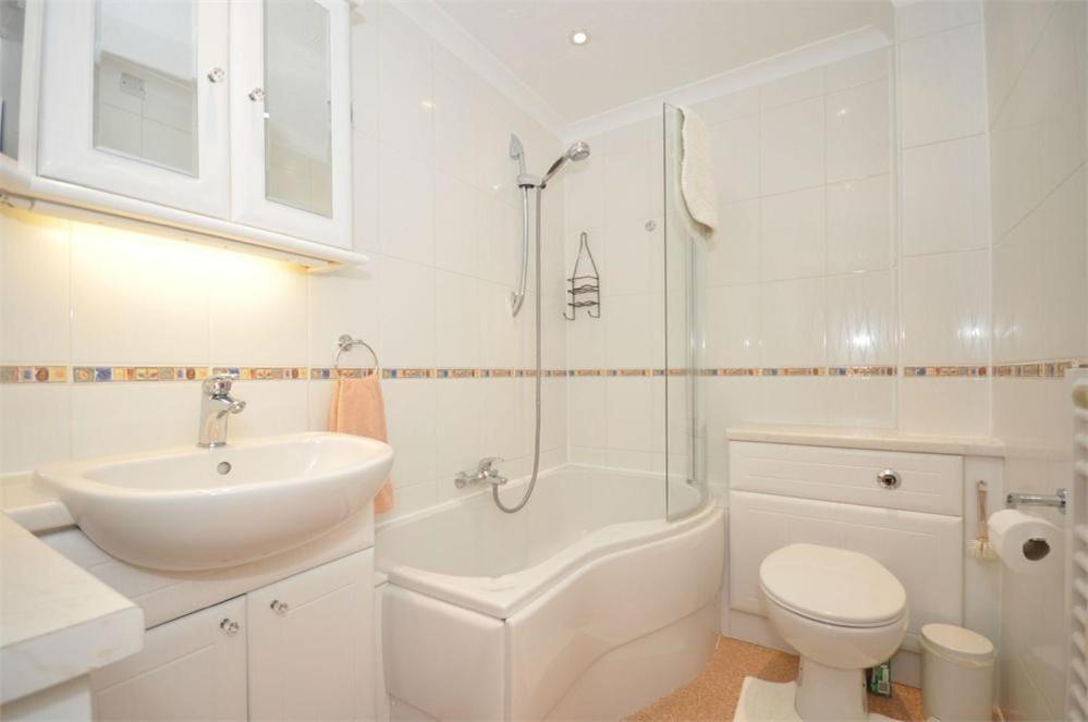 Thames View Apartments Staines-upon-Thames ภายนอก รูปภาพ