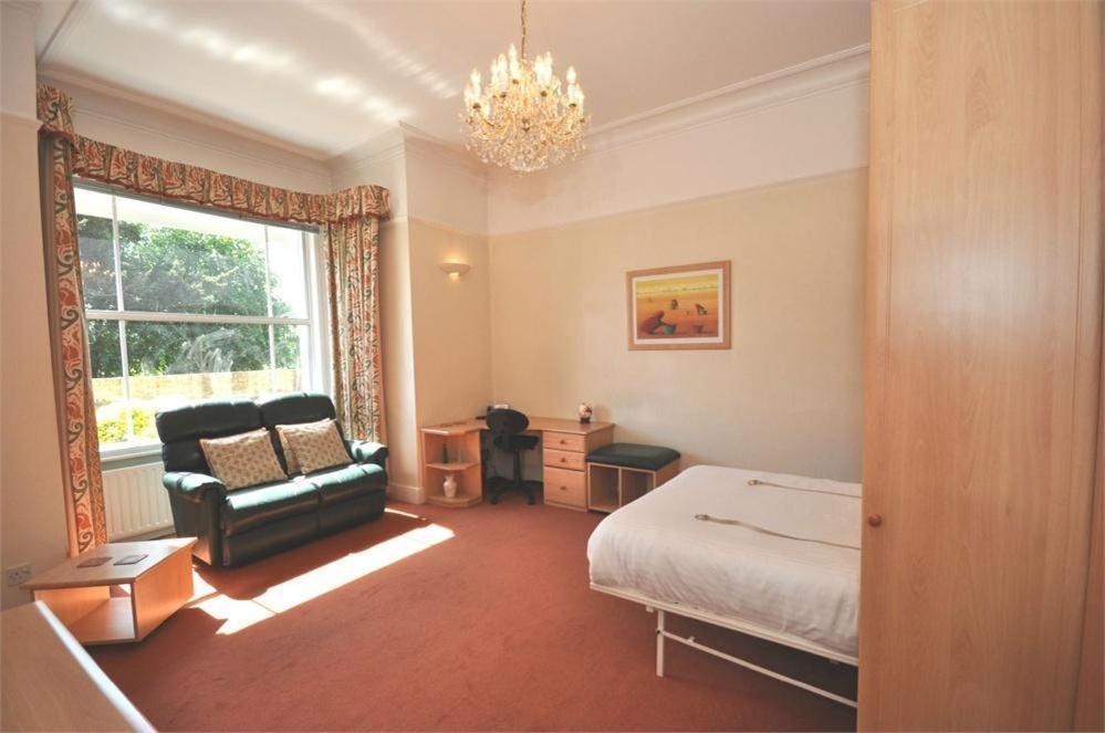 Thames View Apartments Staines-upon-Thames ภายนอก รูปภาพ